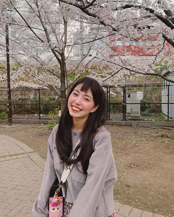 5 cách tạo dáng chụp ảnh với hoa đào, hoa mai “triệu like”