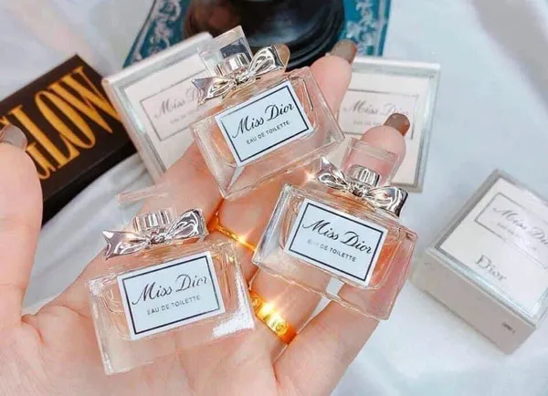 Nước hoa dạng chấm là gì? Top 12 nước hoa chấm cao cấp rất thơm