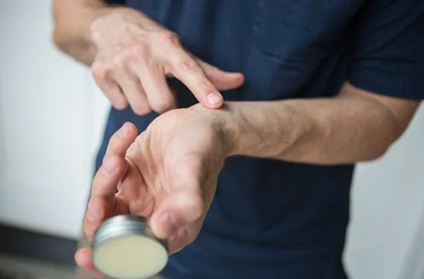 Nước hoa khô là gì? Top 9 nước hoa khô thơm lâu được yêu rất thích