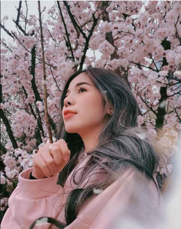 5 cách tạo dáng chụp ảnh với hoa đào, hoa mai “triệu like”