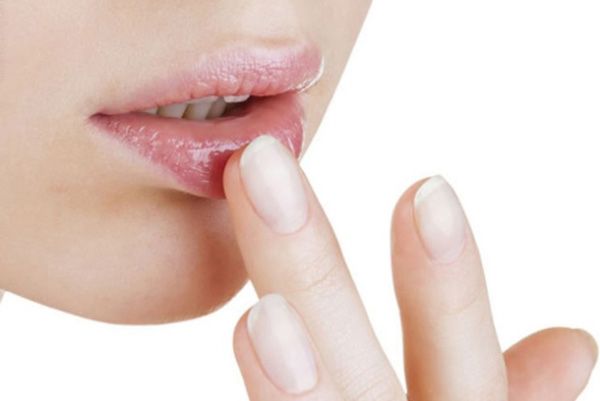 Cách chọn son dưỡng môi chống nắng giúp môi hết thâm luôn hồng