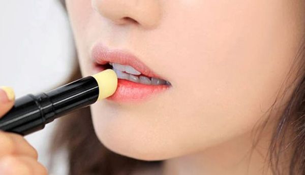 Cách chọn son dưỡng môi chống nắng giúp môi hết thâm luôn hồng