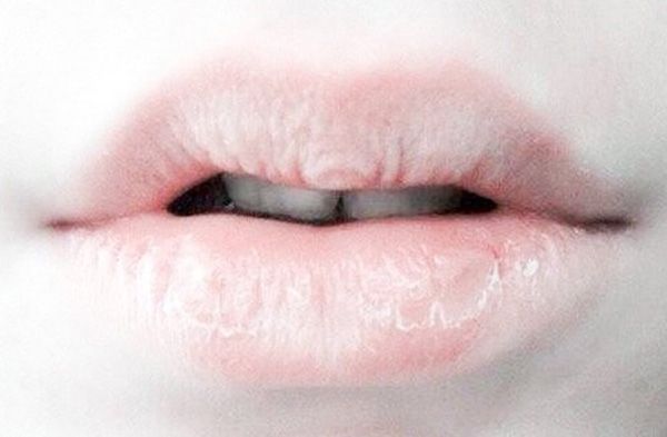 Cách chọn son dưỡng môi chống nắng giúp môi hết thâm luôn hồng