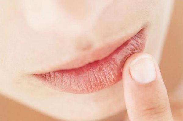 Cách chọn son dưỡng môi chống nắng giúp môi hết thâm luôn hồng