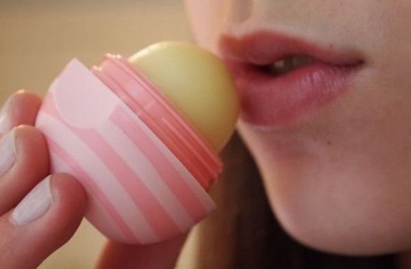 Cách chọn son dưỡng môi chống nắng giúp môi hết thâm luôn hồng