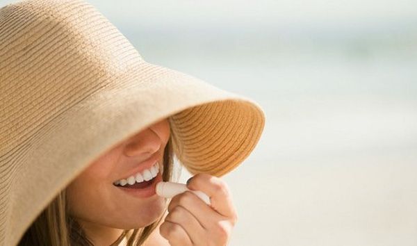 Cách chọn son dưỡng môi chống nắng giúp môi hết thâm luôn hồng