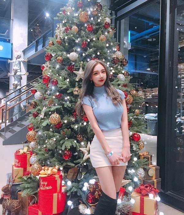 Top 5 kiểu tạo dáng với cây thông Noel “hút nghìn like”