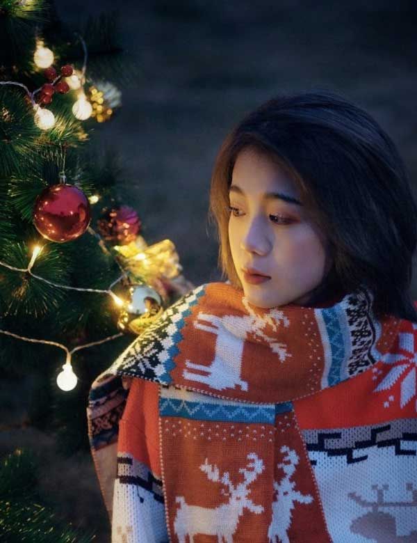 Top 5 kiểu tạo dáng với cây thông Noel “hút nghìn like”