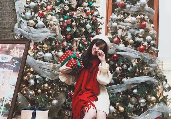 Top 5 kiểu tạo dáng với cây thông Noel “hút nghìn like”