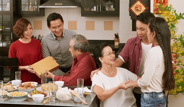 Mang tiền về cho mẹ hay mang 10 món quà Tết này về cho mẹ? - 3