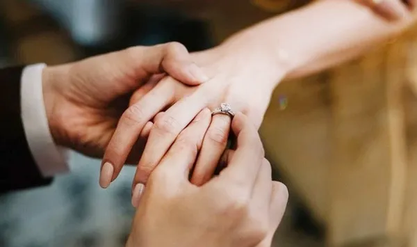 Đeo nhẫn cưới tay nào? Cách đeo nhẫn cưới chuẩn cho vợ chồng hạnh phúc