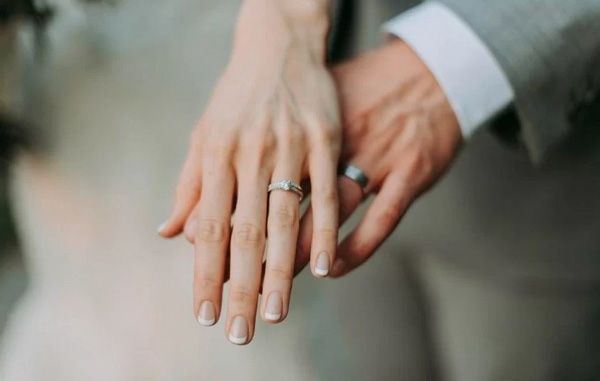Đeo nhẫn cưới tay nào? Cách đeo nhẫn cưới chuẩn cho vợ chồng hạnh phúc