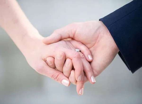 Đeo nhẫn cưới tay nào? Cách đeo nhẫn cưới chuẩn cho vợ chồng hạnh phúc