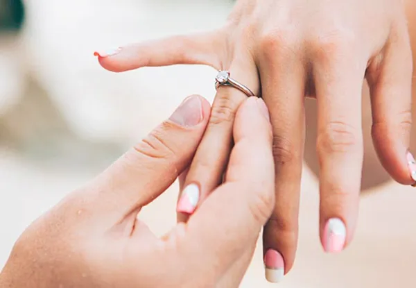 Đeo nhẫn cưới tay nào? Cách đeo nhẫn cưới chuẩn cho vợ chồng hạnh phúc