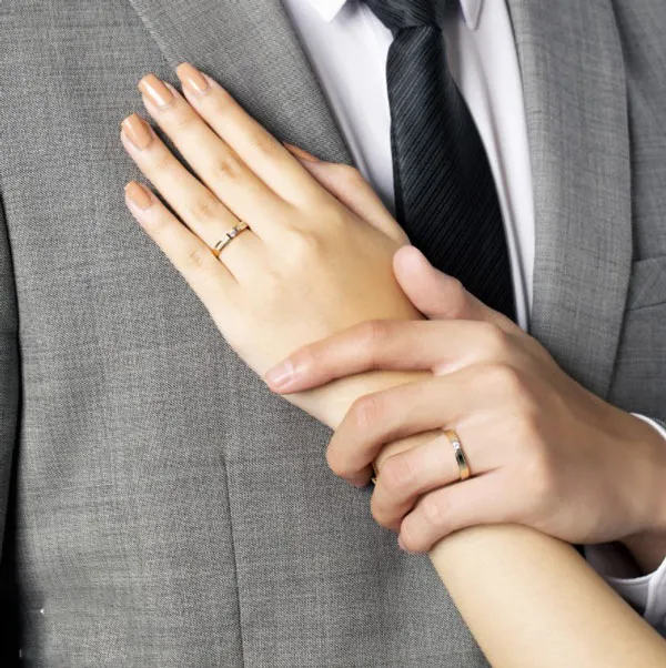 Đeo nhẫn cưới tay nào? Cách đeo nhẫn cưới chuẩn cho vợ chồng hạnh phúc