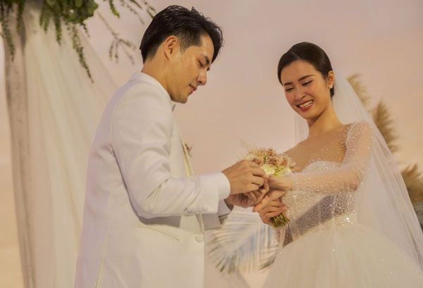 Đeo nhẫn cưới tay nào? Cách đeo nhẫn cưới chuẩn cho vợ chồng hạnh phúc