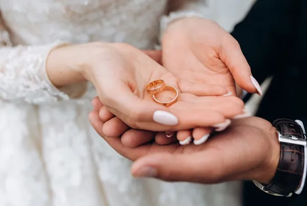 Đeo nhẫn cưới tay nào? Cách đeo nhẫn cưới chuẩn cho vợ chồng hạnh phúc