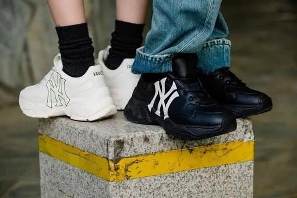Top 10 mẫu giày sneaker nữ hot trend 2025 - Phối với gì cũng bao đẹp, bao ngầu - 1