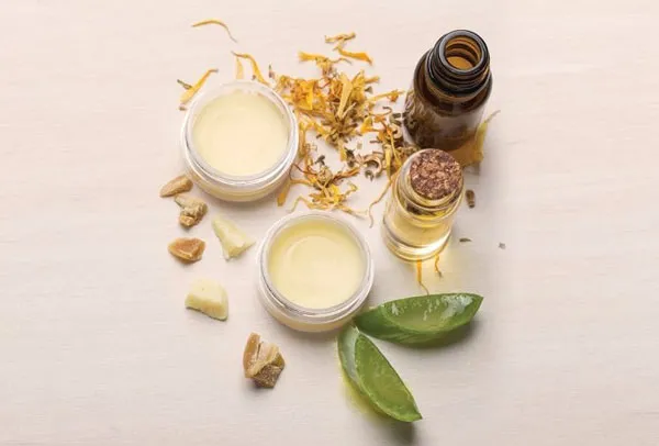 Nước hoa khô là gì? Top 9 nước hoa khô thơm lâu được yêu rất thích