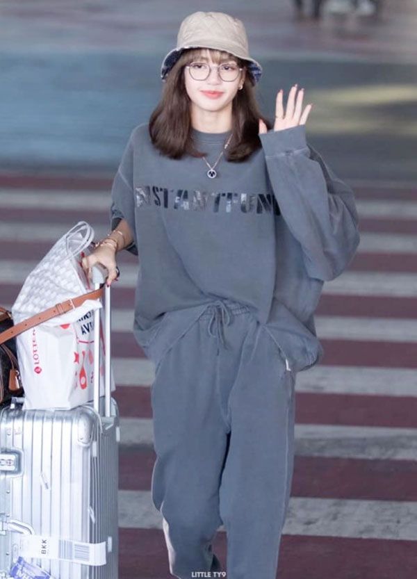 Top 6 phong cách thời trang của Lisa Blackpink lộng lẫy và cool ngầu 17
