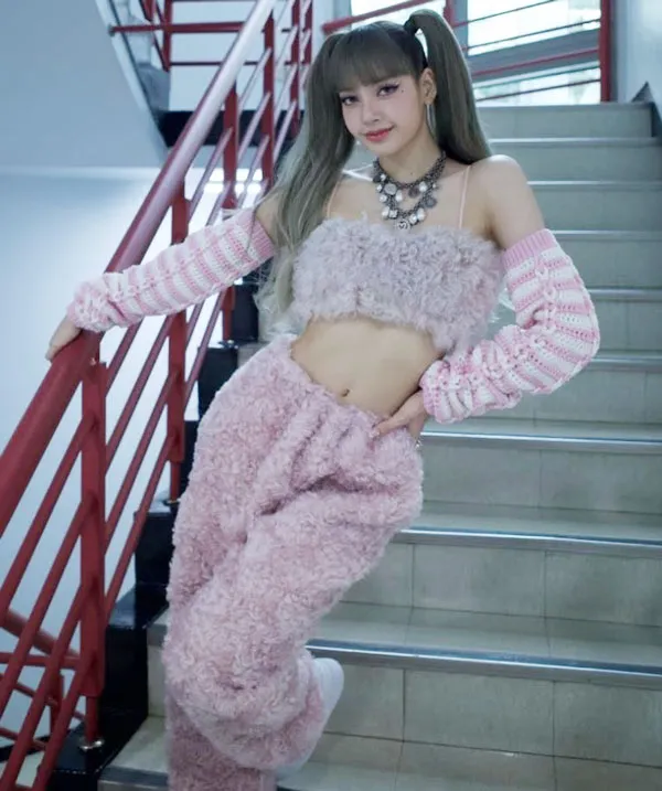 Top 6 phong cách thời trang của Lisa Blackpink lộng lẫy và cool ngầu 6
