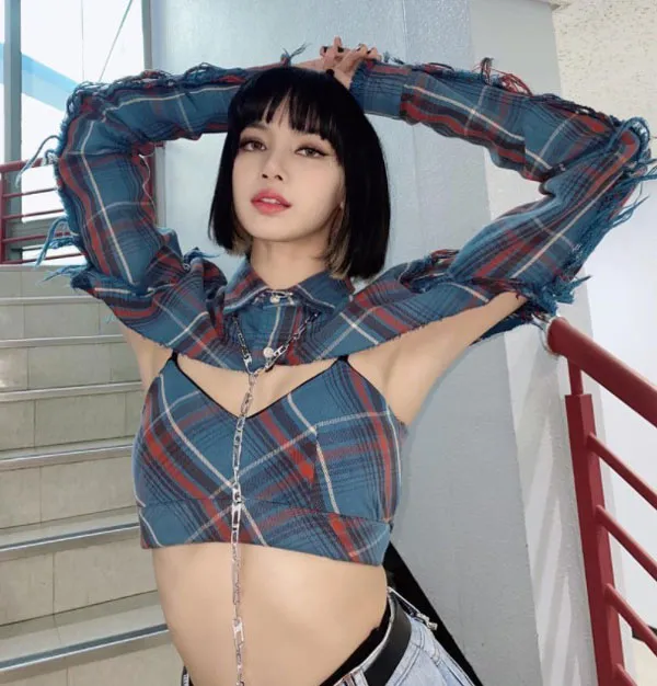 Top 6 phong cách thời trang của Lisa Blackpink lộng lẫy và cool ngầu 7