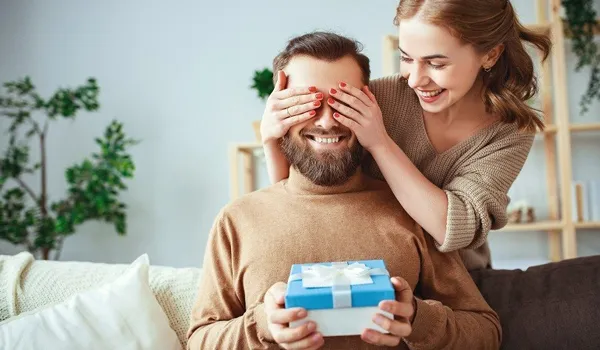 Valentine là ngày gì? 10 quà tặng Valentine cho bạn trai thích mê chữ ê kéo dài