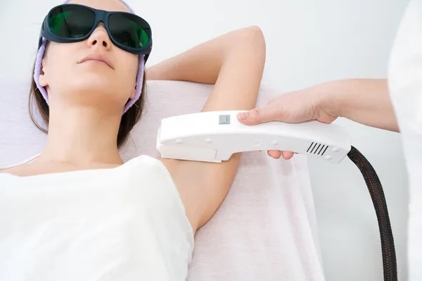 Triệt lông chân vĩnh viễn có hại không? Cách triệt lông tại nhà thân thiện với làn da hiệu quả