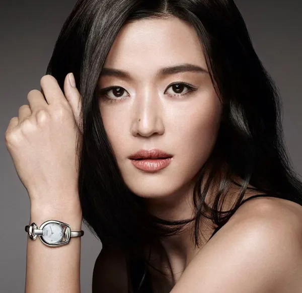 Top 10 mẫu đồng hồ Gucci nữ mặt tròn sang chảnh 2025