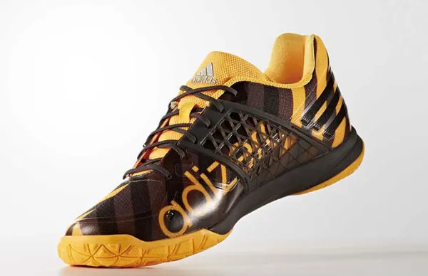 Top 13 mẫu giày đánh cầu lông Adidas êm chân đáng mua 2025