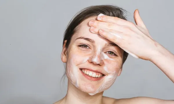 Top 6 sữa rửa mặt không bọt thân thiện với làn da cho da nhạy cảm được khuyên dùng