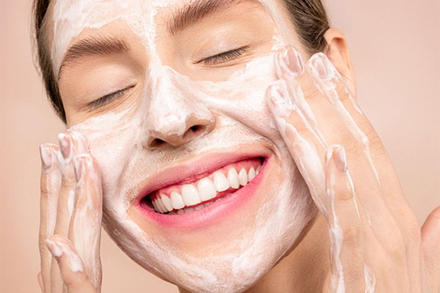 Cách chọn sữa rửa mặt cho da dầu mụn và lưu ý không thể bỏ qua