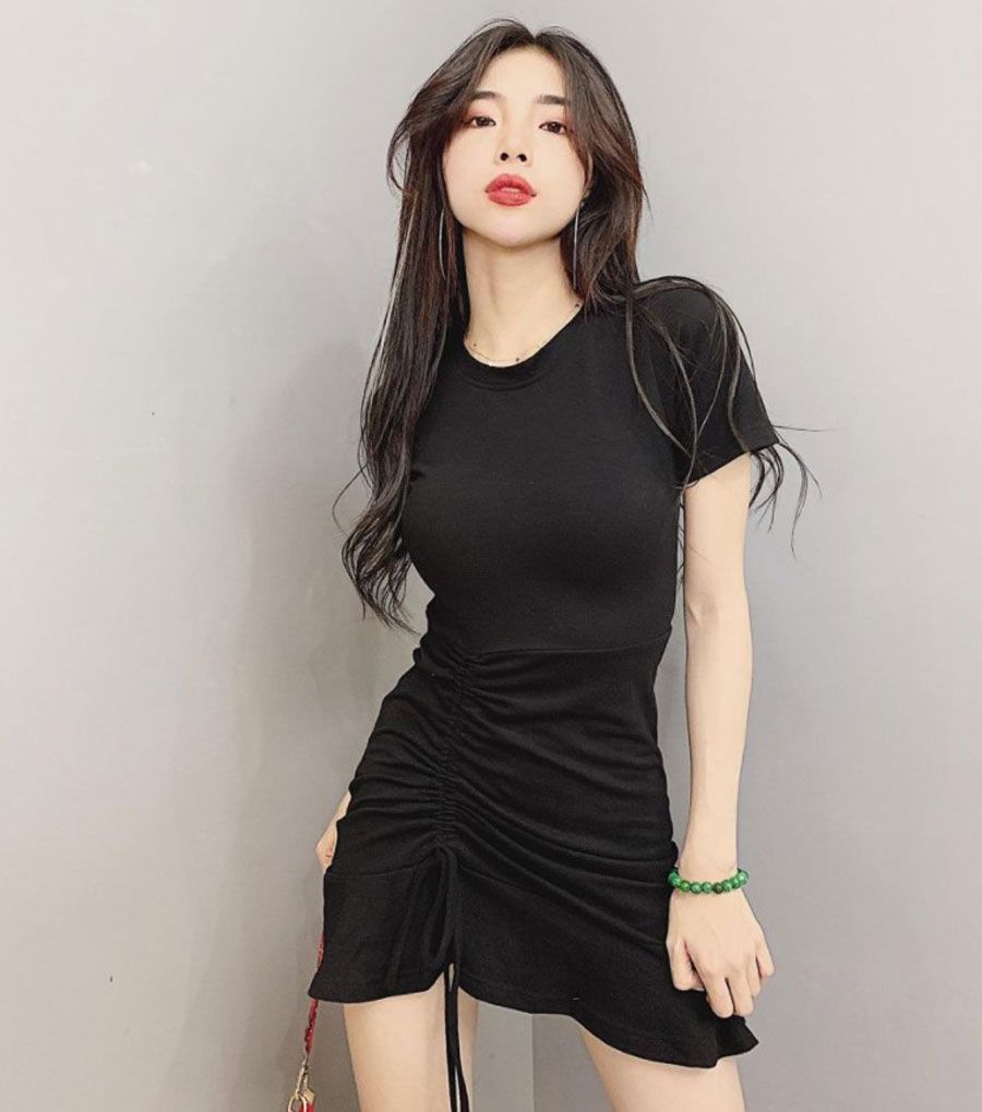 7 Cách tạo dáng chụp ảnh với váy body sexy và nổi bật