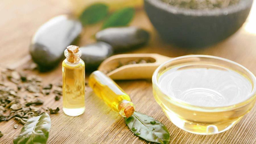 Hỗ trợ làm sạch mụn bằng dầu tràm trà có tốt không? Cách sử dụng hiệu quả và thân thiện với làn da
