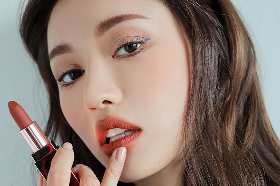 Vì sao son lên môi không đúng màu? 5 bước tô son lên màu chuẩn đẹp