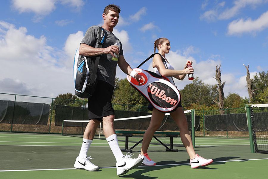 Chơi tennis cần chuẩn bị những gì? Cẩm nang dụng cụ tennis cho người mới