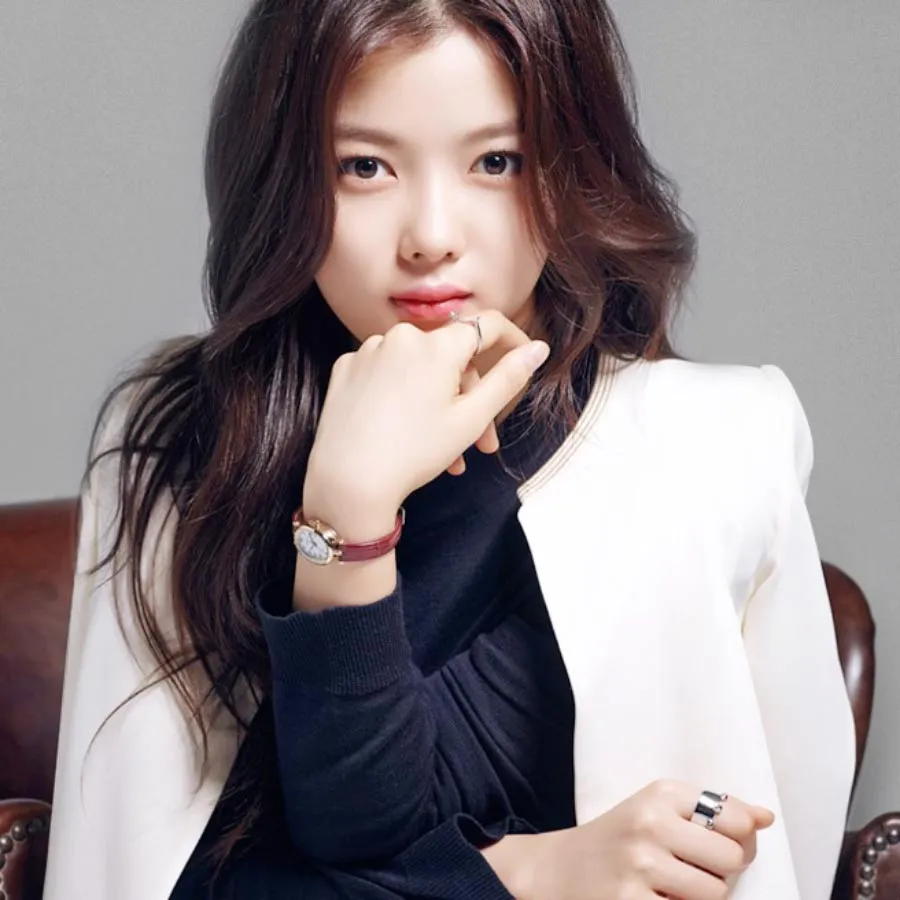 Tay nhỏ đeo đồng hồ nào đẹp? 5 mẫu đồng hồ bán chạy cho nàng tay nhỏ - 1