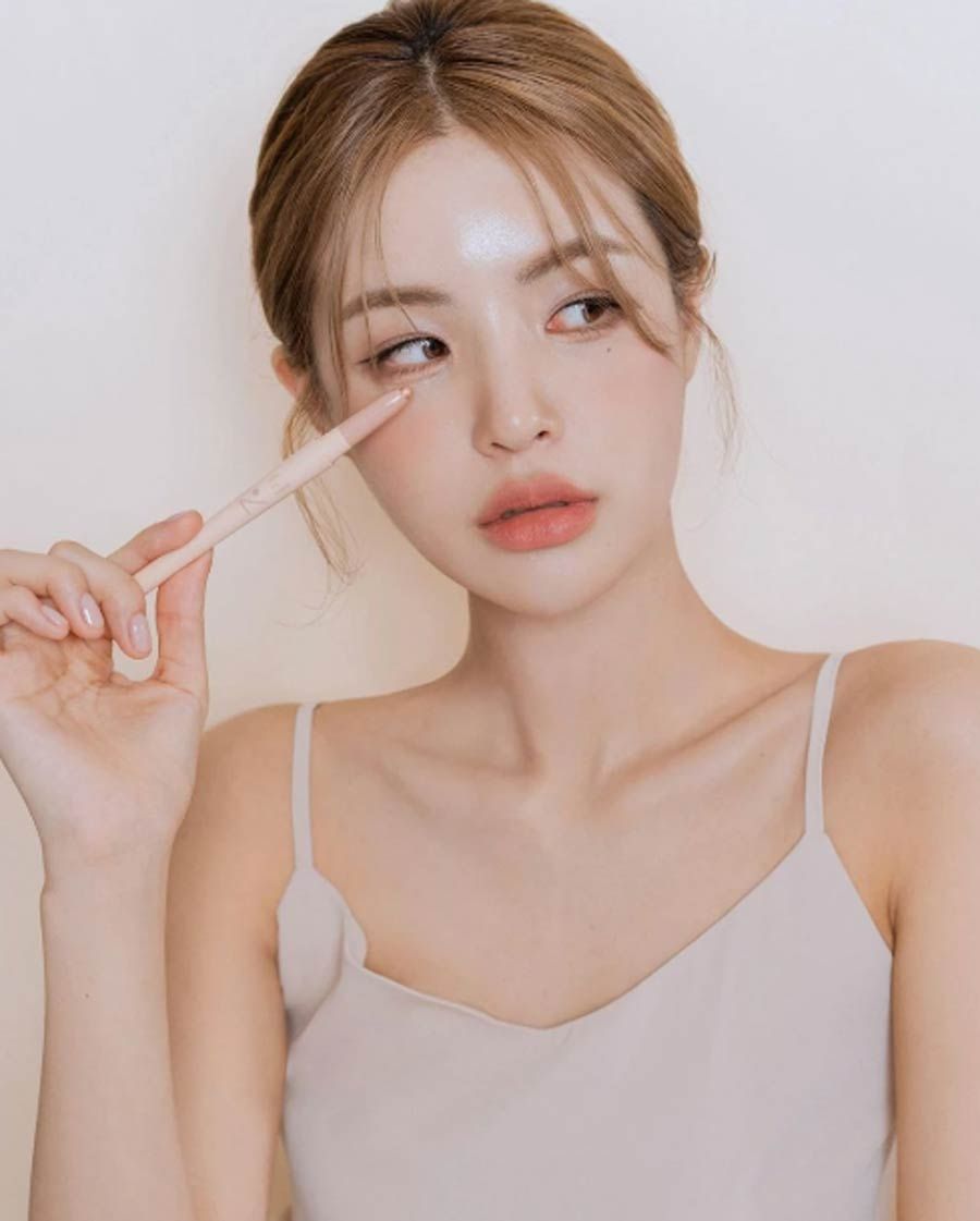 trang điểm cơ bản là làm nổi bật những điểm mạnh trên khuôn mặt, giấu đi những khuyết điểm và tạo ra một vẻ ngoài gọn gàng, chỉn chu.