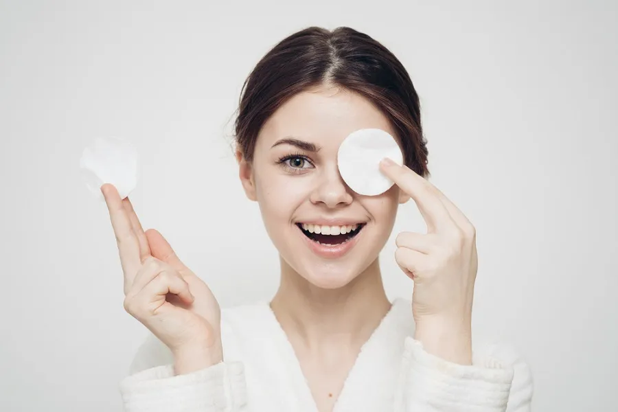 Nên dùng nước tẩy trang hay dầu tẩy trang tốt hơn?