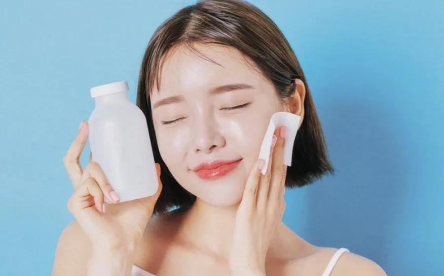 Nên dùng nước tẩy trang hay dầu tẩy trang tốt hơn?