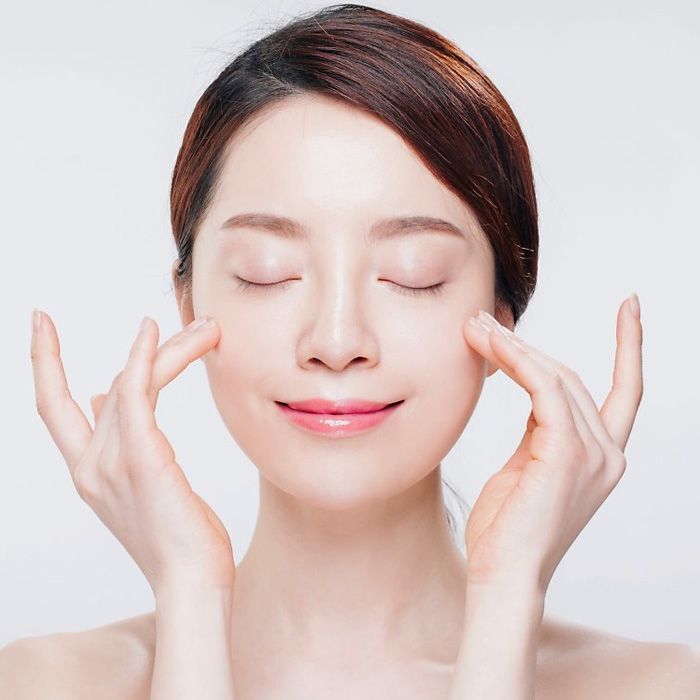 Cách chăm sóc da mụn ngày đèn đỏ giúp ngăn mụn, giảm thâm hiệu quả - 2