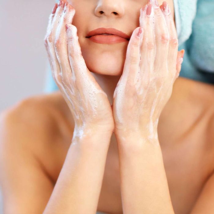 Cách chăm sóc da mụn ngày đèn đỏ giúp ngăn mụn, giảm thâm hiệu quả - 3