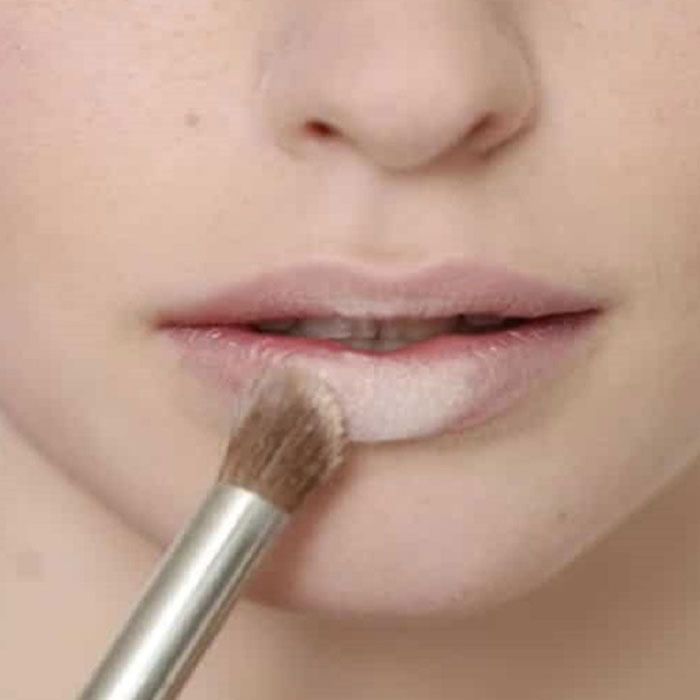 Cách đánh son lâu trôi trong 3 phút giúp nàng ăn uống thả ga