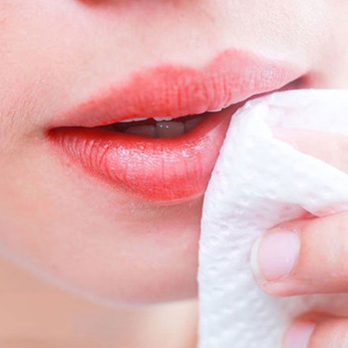 Cách đánh son lâu trôi trong 3 phút giúp nàng ăn uống thả ga