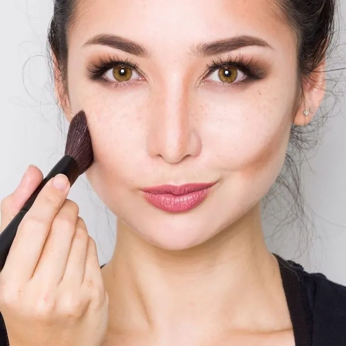 Tips trang điểm cho người má hóp giúp khuôn mặt đầy đặn hơn - 2