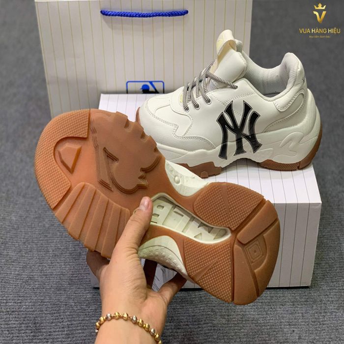 5 mẫu giày thể thao hàng hiệu bị làm giả nhiều và cách phân biệt  - 9