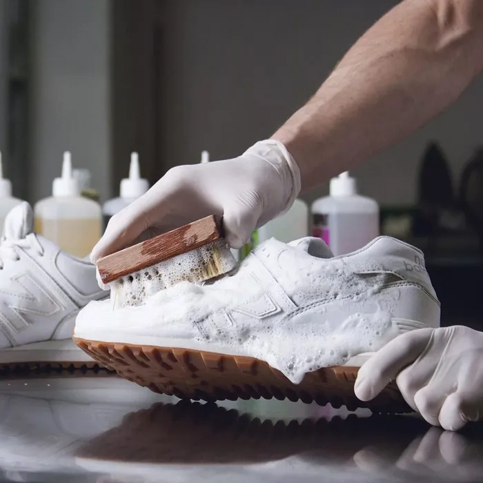 Cách vệ sinh giày sneaker trắng sạch như mới chỉ với 5 phút tại nhà