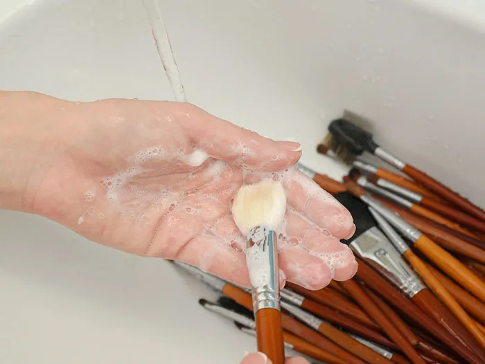 7 cách vệ sinh cọ trang điểm làm sạch như mới