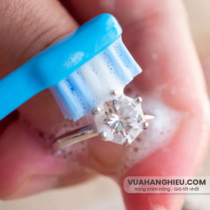 5 cách làm sạch nhẫn kim cương sáng bóng tại nhà