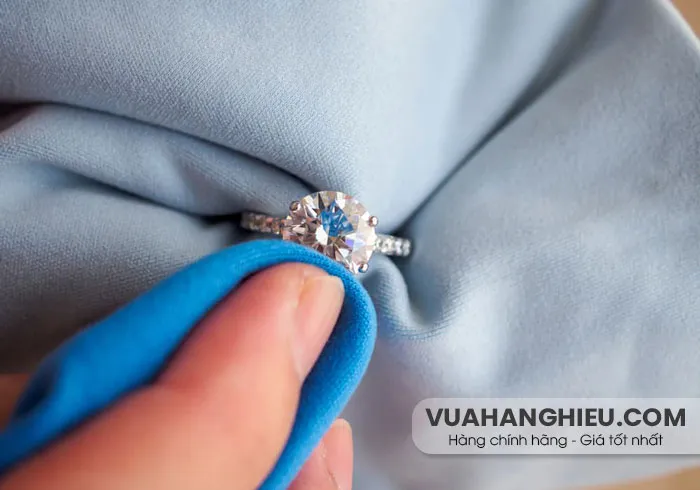 5 cách làm sạch nhẫn kim cương sáng bóng tại nhà